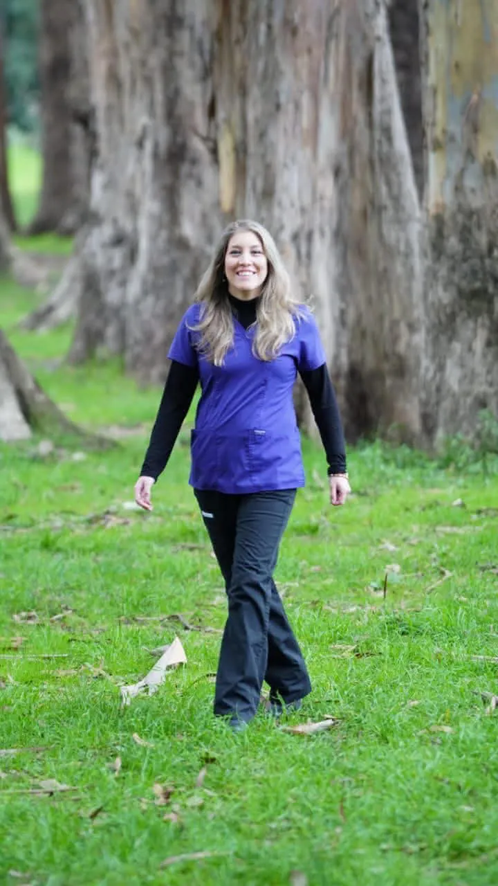 Karla Fernández caminando entre árboles